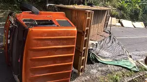 Truk Fuso yang terguling di Jalur Cisolok–Bayah, tepatnya di Kampung Purajati RT 02/11, Desa Cikahuripan, Kecamatan Cisolok, Kabupaten Sukabumi, Kamis (25/6/2026). (Sumber : Istimewa.)