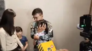 Jelang Umrah, Ruben Onsu Akhirnya Bertemu Thalia dan Thania di Bandara (Sumber : X/@txtharihariWNI)