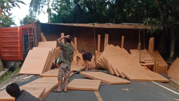 Truk Fuso F 9404 FG yang terguling hingga melintang dan menutup total Jalur Cisolok - Bayah di Kampung Purajati, Desa Cikahuripan, Kecamatan Cisolok, Kabupaten Sukabumi (Sumber : dok warga)