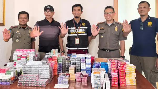 Bea Cukai dan Satpol PP Sukabumi sita rokok ilegal dari kawasan wisata teluk palabuhanratu (Sumber: dok satpol pp)