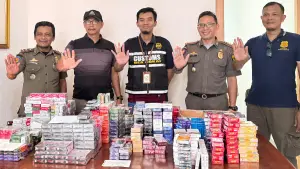 Bea Cukai dan Satpol PP Sukabumi sita rokok ilegal dari kawasan wisata teluk palabuhanratu (Sumber: dok satpol pp)