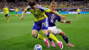 Aksi duel Ritsu Doan (kanan) dan  Elliot Stroud (kiri) di pertandingan Swedia vs Jepang (Sumber: web/espn.com)
