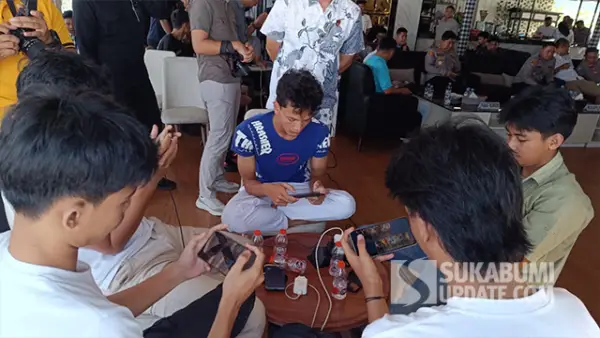 Sejumlah peserta tampak serius bertanding dalam Tournament Mobile Legends: Bang Bang (MLBB) Kapolres Cup 2026 yang digelar Polres Sukabumi di Ratu Raos Resto & Cafe, Palabuhanratu, Jumat (26/6/2026). (Sumber : SU/Ilyas).