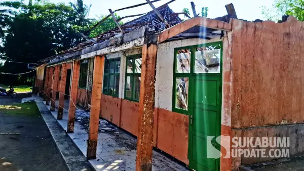 Tiga ruang kelas rusak, SDN Cibeureum, Desa Buniasih, Kecamatan Tegalbuleud, Kabupaten Sukabumi (Sumber : sukabumiupdate)