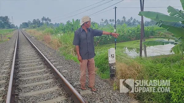 Saksi mata, Suhendra (47) saat menunjukan TKP lansia yang tertemper KA Pangrango di di Kampung Bojongnangka RT 25/07, Desa Babakan, Kecamatan Cisaat, Kabupaten Sukabumi, Jumat (26/6/2026) siang. (Sumber : SU/Turangga Anom)