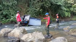 Mobil pick up terjun ke jurang hingga masuk ke aliran Sungai Cipanas di Kampung Cipanas, Desa Kabandungan, Kabupaten Sukabumi, Jumat (26/6/2026) sekitar pukul 09.00 WIB. (Sumber : Istimewa.)