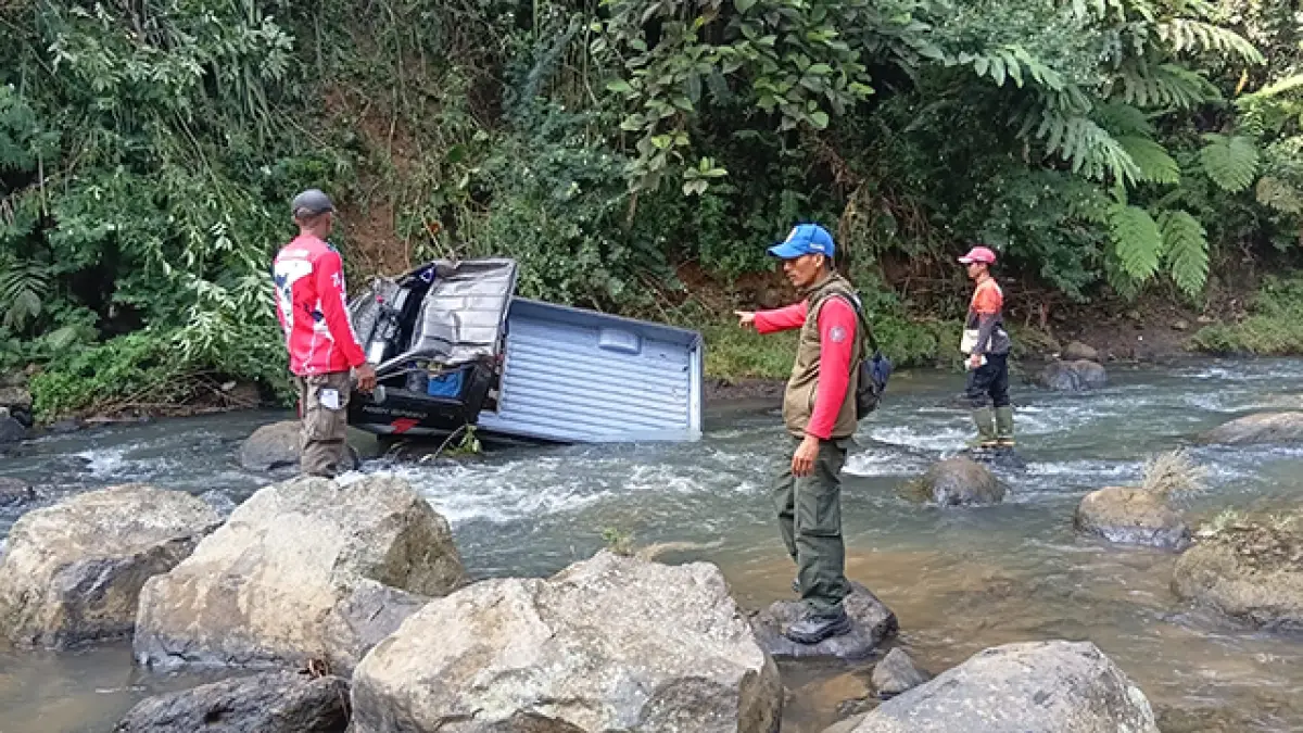 Diduga Sopir Mengantuk, Pick Up Terjun ke Jurang 50 Meter di Kabandungan Sukabumi