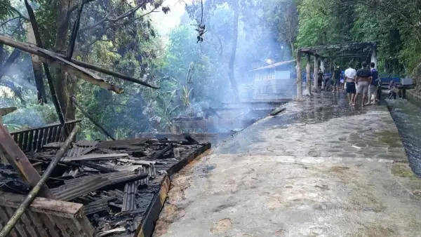 Warung wisata dan pos balawista di Curug Cimarinjung Geopark Ciletuh Sukabumi kebakaran (Sumber: dok balawista)