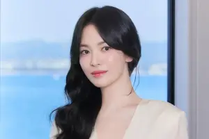 Setelah 14 Tahun Bersama, Song Hye Kyo Umumkan Keluar dari Agensi UAA (Sumber : X/@soompi)
