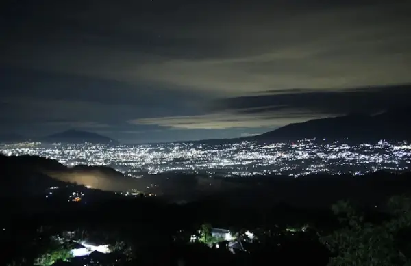 Panorama Puncak Haur bisa jadi alternatif tempat camping di Sukabumi dengan pemandangan lampu kota dan Gunung Gede Pangrango (Sumber : Gmaps/Mulya MP)
