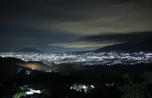 Panorama Puncak Haur bisa jadi alternatif tempat camping di Sukabumi dengan pemandangan lampu kota dan Gunung Gede Pangrango (Sumber : Gmaps/Mulya MP)