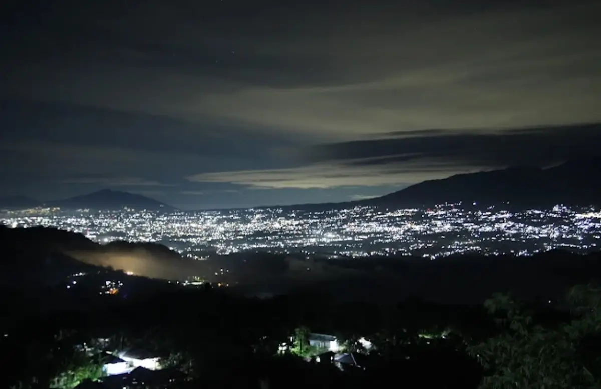 Menikmati Gemerlap Lampu Kota dan Gunung Gede Pangrango dari Puncak Haur Sukabumi