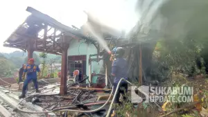 Petugas Damkar saat memadamkan kebakaran yang melanda rumah milik Halimah di Kampung Johor RT 02/13, Desa Pamuruyan, Kecamatan Cibadak, Kabupaten Sukabumi, Jumat (26/6/2026). (Sumber Foto: Istimewa)