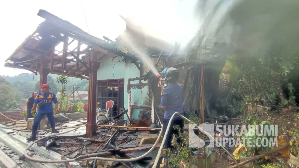Lansia di Pamuruyan Cibadak Diselamatkan Warga dari Kebakaran Rumah