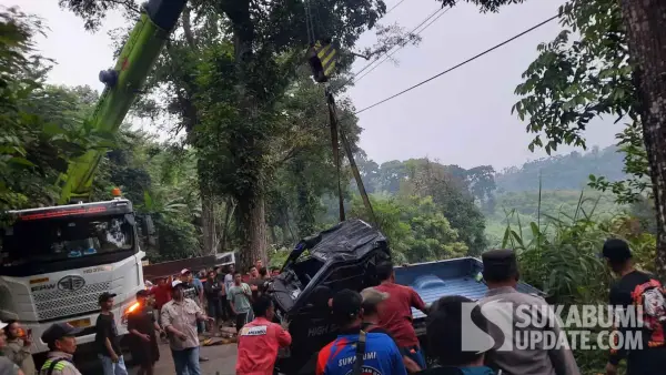 Proses evakuasi mobil pickup yang terperosok ke jurang sedalam sekitar 50 meter hingga masuk ke Sungai Cipanas di Kabandungan. (Sumber Foto: Istimewa)