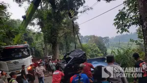 Proses evakuasi mobil pickup yang terperosok ke jurang sedalam sekitar 50 meter hingga masuk ke Sungai Cipanas di Kabandungan. (Sumber Foto: Istimewa)