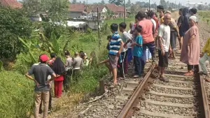 Polisi saat olah TKP pria lansia tewas tertemper KA Pangrango di Cisaat Sukabumi. (Sumber Foto: Istimewa)