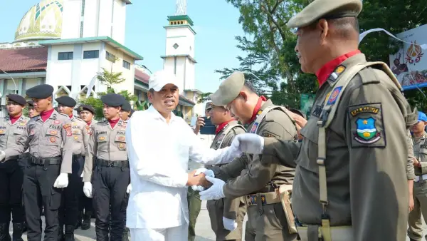 KDM dalam giat Apel Gabungan Peringatan HUT Damkar ke-107, Satpol PP ke-76, dan Satlinmas ke-64 Tingkat Provinsi Jabar Tahun 2026. (Sumber Foto: Humas Jabar)