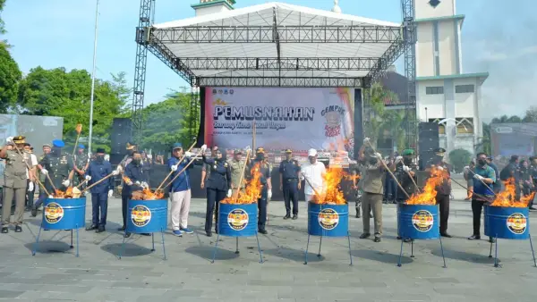 Pemusnahan lebih dari 44 juta batang rokok ilegal, di Alun-alun Kabupaten Garut, Rabu (24/6/2026). (Sumber Foto: Humas Jabar)