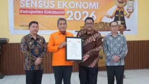 Bupati Sukabumi Asep Japar didampingi Wabup Andreas dan Sekda Ade Suryaman saat berfoto bersama Kepala BPS dalam acara Pencanangan Sensus Ekonomi 2026. (Sumber : Diskominfosan Kab. Sukabumi)