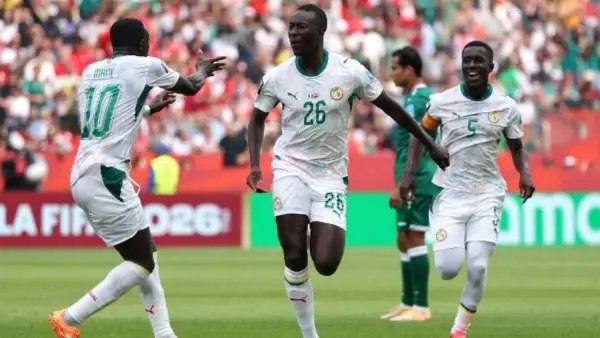 Aksi Pape Gueye setelah berhasil mencetak gol ke gawang Irak di Piala Dunia 2026 (Sumber: web/espn.com)