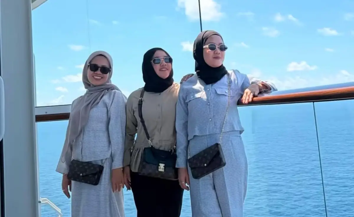 potret Sus Rini, Sus Ayu, dan Mbak Lala pakai tas LV saat liburan di kapal pesiar