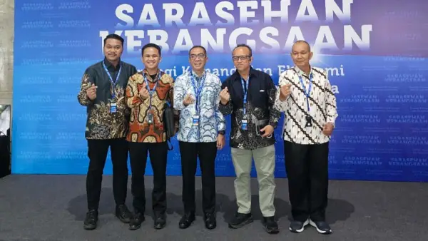 Rektor dan Guru Besar Nusa Putra University saat berfoto bersama Mendiktisaintek Brian Yuliarto di Sarasehan Kebangsaan KSTI 2026. (Sumber Foto: Dok. NPU)