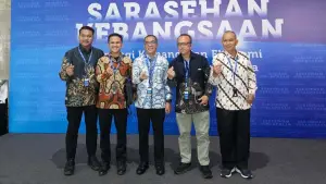 Rektor dan Guru Besar Nusa Putra University saat berfoto bersama Mendiktisaintek Brian Yuliarto di Sarasehan Kebangsaan KSTI 2026. (Sumber Foto: Dok. NPU)