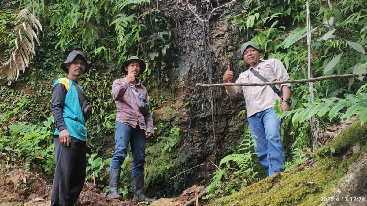 Warga berfoto di lokasi mata air Leuweung Kabuyutan. | Foto: Istimewa