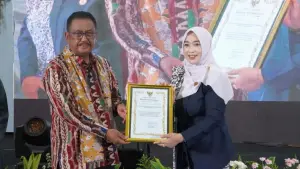 Bupati Sukabumi Asep Japar saat memberikan piagam penghargaan kepada Ketua PC IBI Kab. Sukabumi Ani Andriani. (Sumber : Diskominfosan Kab. Sukabumi)