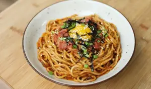 Resep Mie Pedas Korea, Pedas Gurih yang Cocok buat Teman Akhir Pekan (Sumber : Youtube | Devina Hermawan)