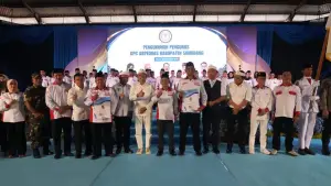 Gubernur Jawa Barat Dedi Mulyadi saat berfoto bersama DPC ABPEDASNAS. (Sumber Foto: Humas Jabar)