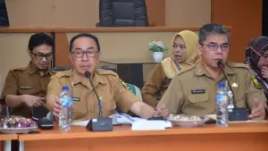 Sekda Ade Suryaman saat membuka kegiatan Akselerasi Urusan Daerah melalui Integrasi, Sinkronisasi, dan Inovasi (AUDISI) yang diselenggarakan Bapperida. (Sumber : Diskominfosan Kab. Sukabumi)