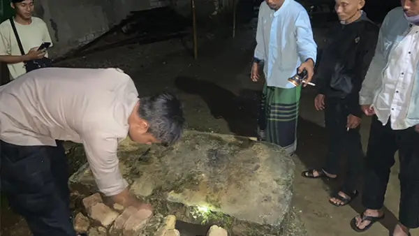 Anggota Polsek Ciracap saat mengecek sumur tempat balita berinisial GA ditemukan meninggal dunia di Kampung Cadas Ngampar, Desa Ciracap, Kecamatan Ciracap, Kabupaten Sukabumi, Sabtu (27/6/2026). (Sumber : Istimewa.)