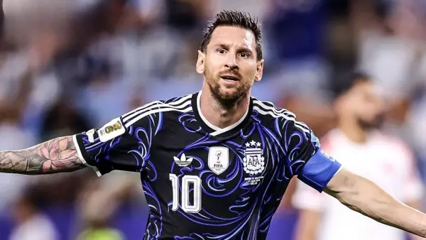 Selebrasi Lionel Messi setelah berhasil mencetak gol untuk Argentina saat menghadapi Yordania. (Sumber: Instagram/@433)