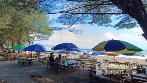Suasana Pantai Istana Presiden di Desa Citepus, Kecamatan Palabuhanratu, Kabupaten Sukabumi. (Sumber : SU/Ilyas).