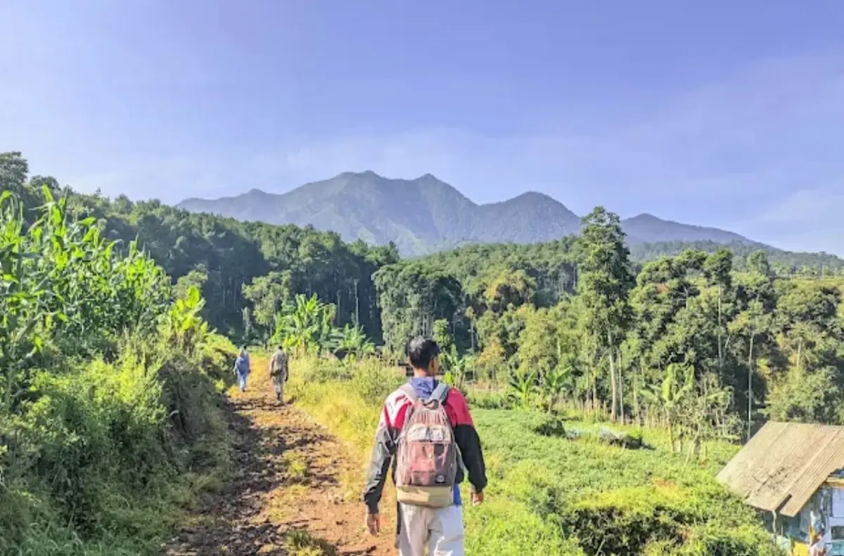 Jalan menuju Situ Cimeuhmal Bandung
