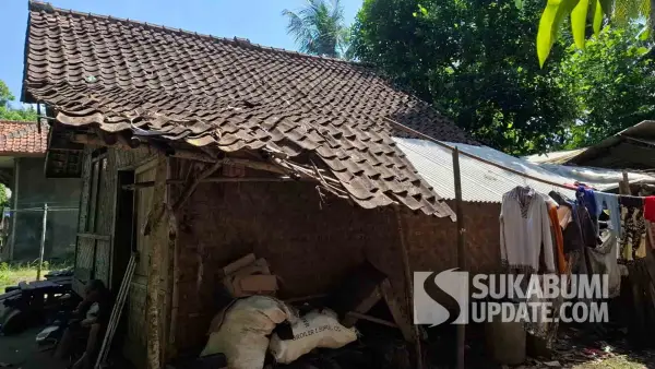 Kondisi rumah yang didiami keluarga remaja perempuan yang melahirkan tanpa suami di Tegalbuleud Sukabumi. (Sumber Foto: SU/Ragil)