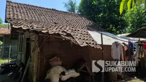 Kondisi rumah yang dihuni keluarga remaja perempuan yang melahirkan tanpa suami di Tegalbuleud Sukabumi. (Sumber Foto: SU/Ragil)
