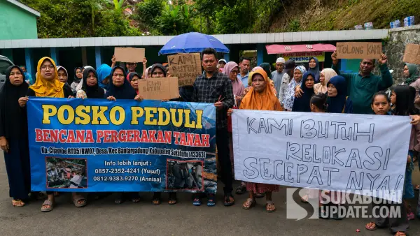 Puluhan warga Kampung Cijambe RT 05 RW 07, Desa Bantargadung, Kecamatan Bantargadung, Kabupaten Sukabumi, menggelar aksi unjuk rasa di pinggir jalan, Senin (29/6/2026) | Foto : Ilyas Supendi