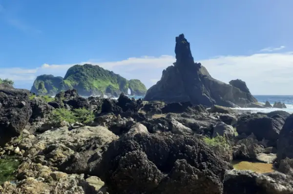 Sanghyang Sirah tempat paling barat di Pulau Jawa yang selain dikenal dengan keindahan alamnya juga terkenal dengan cerita-cerita legenda yang menyelimutinya. (Sumber : Gmaps/edwar yunizar)
