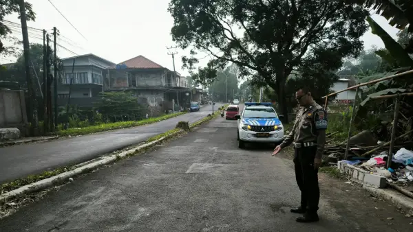 Polisi saat melakukan pengecekan di TKP, Jalur Baru Sukaraja. (Sumber: Istimewa)
