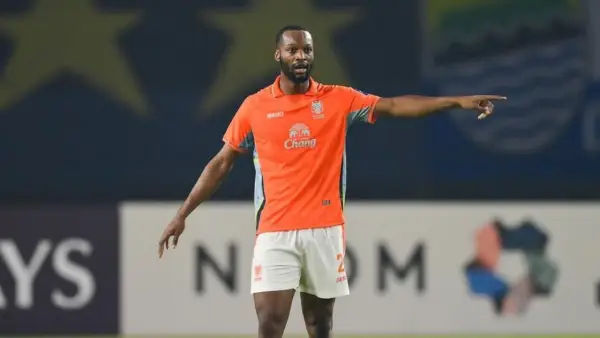 Aksi Gabriel Mutombo saat membela Ratchaburi FC menghadapi Persib di ACL Two. (Sumber: Instagram/@gabinho22)