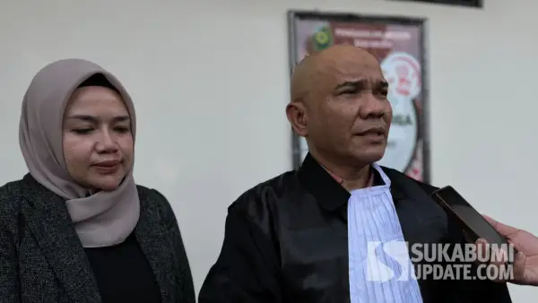 Terdakwa kasus dugaan penggelapan pengadaaan Food Tray, dr Silvi didampingi Kuasa Hukumnya, Holpan Sundari saat diwawancarai. (Sumber: SU/Turangga Anom)
