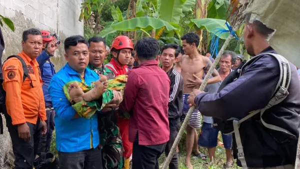 Warga Cibadak Sukabumi dievakuasi saat menggali sumur kering (Sumber: dok p2bk)