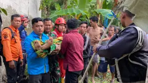 Warga Cibadak Sukabumi dievakuasi saat menggali sumur kering (Sumber: dok p2bk)
