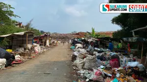 Potret tumpukan limbah rumah tangga yang dikumpulkan pemulung di TPA Cikundul, Lembursitu, Kota Sukabumi. (Sumber: SU/Asep Awaludin)
