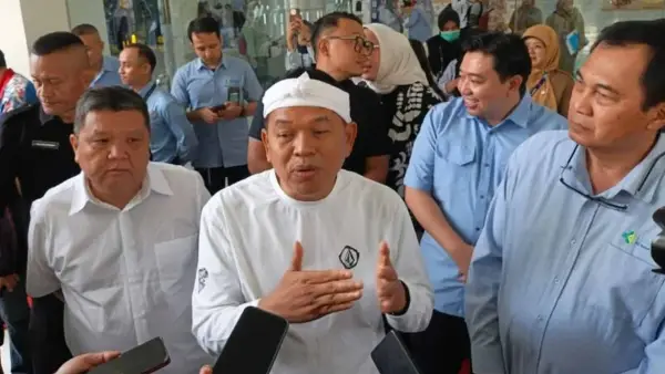 Gubernur Jawa Barat, Dedi Mulyadi, saat mengunjungi RSHS Bandung pada Senin (29/6/2026) untuk memastikan kondisi YTR. (Sumber Foto: Istimewa)