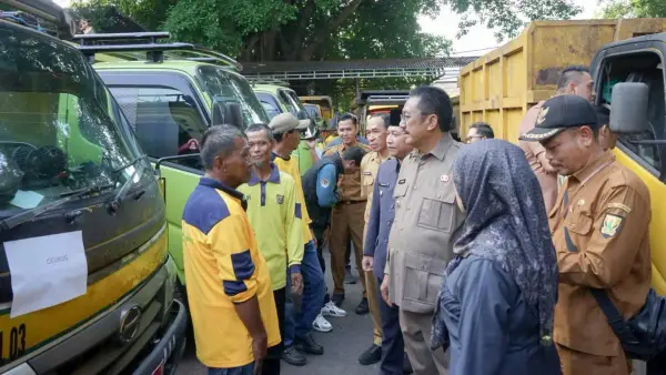 Bupati Sukabumi Asep Japar berdialog dengan petugas kebersihan dan sopir armada pengangkut sampah. (Sumber Foto: Diskominfosan Kab. Sukabumi)