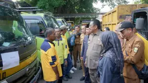 Bupati Sukabumi Asep Japar berdialog dengan petugas kebersihan dan sopir armada pengangkut sampah. (Sumber Foto: Diskominfosan Kab. Sukabumi)